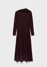 Vestido midi de corte evasé en color marrón oscuro, confeccionado en tejido elástico. Presenta cuello asimétrico, manga larga y diseño sin cierre.
