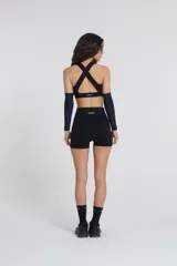 Minishort negro de tiro alto, con cintura con doble tela y recorte en la parte posterior.