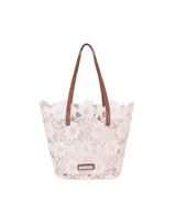 Bolso tipo tote de encaje color crudo con asas de cuero marrón.