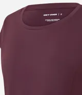 Remera deportiva de microfibra texturizada color marrón, con mangas cortas y recortes en los laterales.
