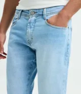 Pantalón jean skinny color azul claro, con bolsillos y confeccionado en algodón y elastano.