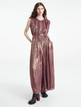 Mono largo sin mangas con diseño plisado en color violeta con reflejos dorados. Presenta un corte holgado, cintura definida y cierre con botón en la parte posterior del cuello.