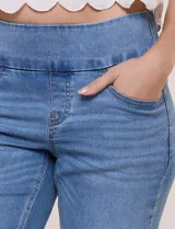 Bermuda de jean color blanco con calce ajustado, confeccionada en denim suave con pretina ancha elastizada sin cierres, bolsillos funcionales y ruedo con vuelta.