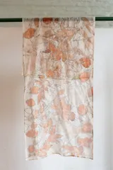 Pañuelo cuadrado de seda con estampado botánico en tonos beige y naranja. Bordes cosidos a mano.