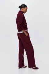 Pantalón deportivo de felpa color bordó, de corte recto y tiro mid-rise con cintura elástica.