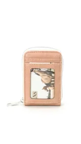 Tarjetero de diseño compacto en color tostado, con cierre perimetral metálico y visor frontal transparente para identificación o tarjetas.