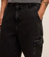 Bermuda baggy cargo para hombre confeccionada en jean negro, con cintura con trabillas, bolsillos laterales utilitarios y cierre frontal con botón y cremallera.