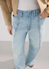 Jeans balloon de tiro medio en color celeste claro, confeccionados en algodón 100%. Presentan diseño largo con costuras frontales destacadas, trabillas, cuatro bolsillos y cierre frontal con gancho y cremallera.
