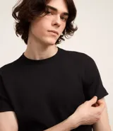 Remera muscle de hombre, color marrón claro, confeccionada en media malla, de cuello redondo y manga corta.