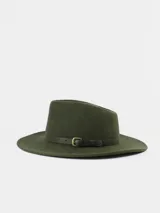 Sombrero de ala ancha verde militar, confeccionado en lana, con detalle de cinta de cuero marrón oscuro y hebilla metálica dorada alrededor de la copa.