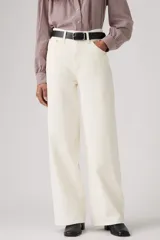 Jeans baggy color blanco roto, de corte holgado y tiro alto.