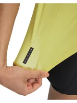 Musculosa deportiva de corte cropped, color amarillo lima, con sisas amplias y logo de la marca estampado en el pecho. Confeccionada en tejido elástico de secado rápido con tecnología infrarroja.