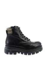 Borcego de cuero negro con cordones, suela track de goma y detalle acolchado en color verde oliva en la parte superior del tobillo.