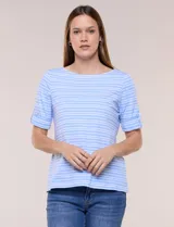 Remera de algodón a rayas horizontales beige y blancas, de corte recto, escote bote y mangas cortas con presilla y botón decorativo.