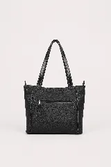 Cartera tipo tote de cuero vacuno marrón, con doble asa larga de hombro y cierre superior. Presenta un bolsillo frontal externo con textura símil cocodrilo y detalles de costuras visibles.