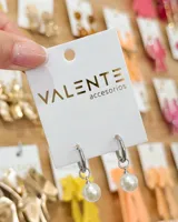 Aros tipo argolla pequeña de acero con dije colgante de perla sintética.