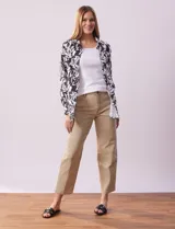 Camisa de lino estampada en blanco y negro con diseño de hojas, marca Zac & Rachel. Tiene cuello con solapa, abertura central con botones, bolsillo aplicado en la parte delantera y mangas largas regulables con presilla y botón.