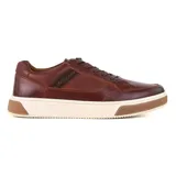 Zapato casual de cuero color marrón, con cordones, suela de goma blanca y detalles de costuras.