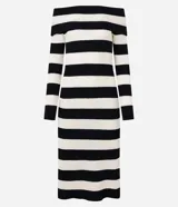 Vestido midi de punto con rayas horizontales blancas y negras, escote bardot y mangas largas.