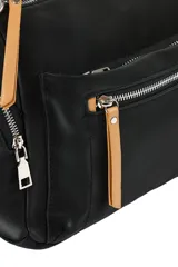 Bandolera negra con detalles en cuero sintético color camel, múltiples bolsillos con cierre y correa ajustable.