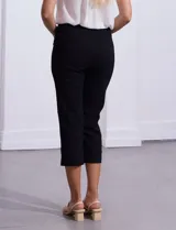 Pantalón capri blanco en gabardina elastizada, marca Zac & Rachel. Pretina ancha elastizada. Delantera y trasera con bolsillos simulados.