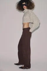 Pantalón cargo de tiro medio confeccionado en algodón, con diseño de pierna tipo barril. Presenta bolsillos laterales y bolsillos de plastrón con solapa en las piernas, además de un bajo ajustable con trabillas y hebilla metálica.