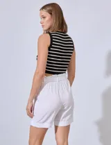 Short blanco de tencel, con pretina ancha elastizada y lazo de ajuste. Presenta bolsillos verticales en la parte delantera.