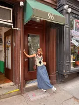 Falda larga de tela de jean con diseño de caderín y tablas.