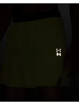 Short deportivo Under Armour modelo UA Halo Train, color verde lima, de tejido elástico y ligero, con aberturas laterales en el bajo, bolsillos laterales y perforaciones láser para mayor transpirabilidad.