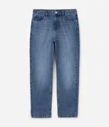 Pantalón de jean de corte recto en color azul medio, con diseño clásico de cinco bolsillos, cintura con pasadores y cierre frontal con botón y cremallera.