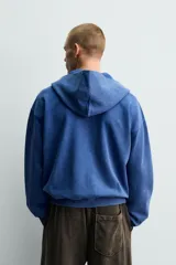 Hoodie con cierre frontal y capucha, color azul, de corte relaxed fit con interior afelpado y efecto lavado.