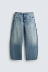 Jeans de hombre, corte balloon fit, tiro medio, confeccionados en denim rígido de algodón. Presentan un efecto lavado con un marcado degradado vertical, cinco bolsillos y cierre frontal con cremallera y botón.