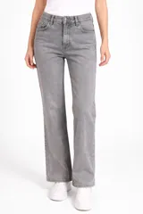 Pantalon de jean gris con acabado metalizado, de corte recto y tiro alto, con bolsillos laterales y traseros.