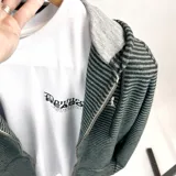 Campera con cierre y capucha, a rayas horizontales en tonos verde inglés y gris.