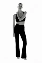Leggings de yoga acampanadas de tiro alto en color negro, confeccionadas en tejido funcional con tecnología SoftMove™ y DryMove™ para absorción del sudor y máximo confort.