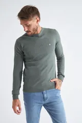 Sweater de algodón en butoné color verde, con cuello redondo, puños y dobladillo acanalados, y logo bordado en el pecho.