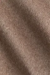 Abrigo corto en tejido afieltrado de color marrón, con diseño de hombros caídos, frente cruzado y cinturón extraíble para atar en la cintura.