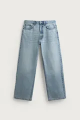 Pantalón jeans de corte recto y ajuste holgado, confeccionado en denim de algodón rígido. Presenta diseño clásico de cinco bolsillos, cierre frontal con cremallera y botón, con un acabado de lavado claro.