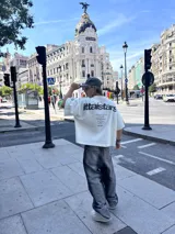 Remera negra de algodón con estampado blanco en la espalda con el logo de la marca y la frase "European Tour by Ittai Stars Company".