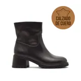 Bota de cuero negro con caña media, taco cuadrado de altura media y suela con relieve antideslizante.