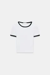 Camiseta negra de manga corta y cuello redondo, con vivos a contraste en el cuello y las mangas.