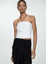 Top blanco de lino, palabra de honor, con diseño drapeado, corte crop, panel nido de abeja y cierre de cremallera invisible en la parte posterior.
