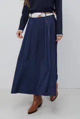 Falda larga de jean color azul oscuro con corte evasé y costuras con pespuntes a contratono. Presenta una cintura elástica para mayor comodidad.