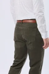 Pantalón de pana de cinco bolsillos con cierre de botón y cremallera, diseñado con un corte clásico y accesorios metálicos personalizados.