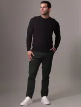 Sweater negro de algodón orgánico con cuello redondo y logo CK bordado en el pecho.