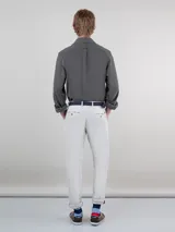 Camisa gris de punto liso para hombre, confeccionada en 100% algodón. Corte regular fit, cuello italiano, manga larga con puño simple y logo bordado en rojo en el pecho.