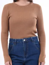 Buzo de tejido de punto acanalado color tostado, de manga larga y cuello redondo.