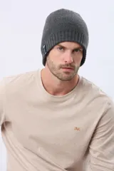 Gorro tejido reversible de diseño bicolor, con una cara en color negro y otra en gris, confeccionado en punto acanalado.