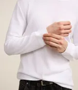 Remera de manga larga con cuello redondo y textura, de corte regular. Confeccionada en una mezcla de algodón, poliéster y viscosa.