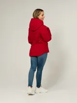 Campera ligera acolchada de la marca Tommy Hilfiger, con diseño de costuras en zigzag. Presenta cuello alto con capucha ajustable mediante cordones, cierre frontal de cremallera y dos bolsillos laterales también con cierre. El diseño es funcional y moderno.